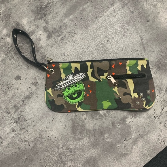 Oscar the grouch camo style wristlet NWOT HTF - Picture 4 of 8